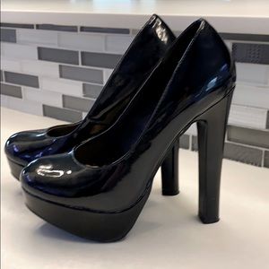 Beautiful Sexy Shiny Black Pumps Size 5.5